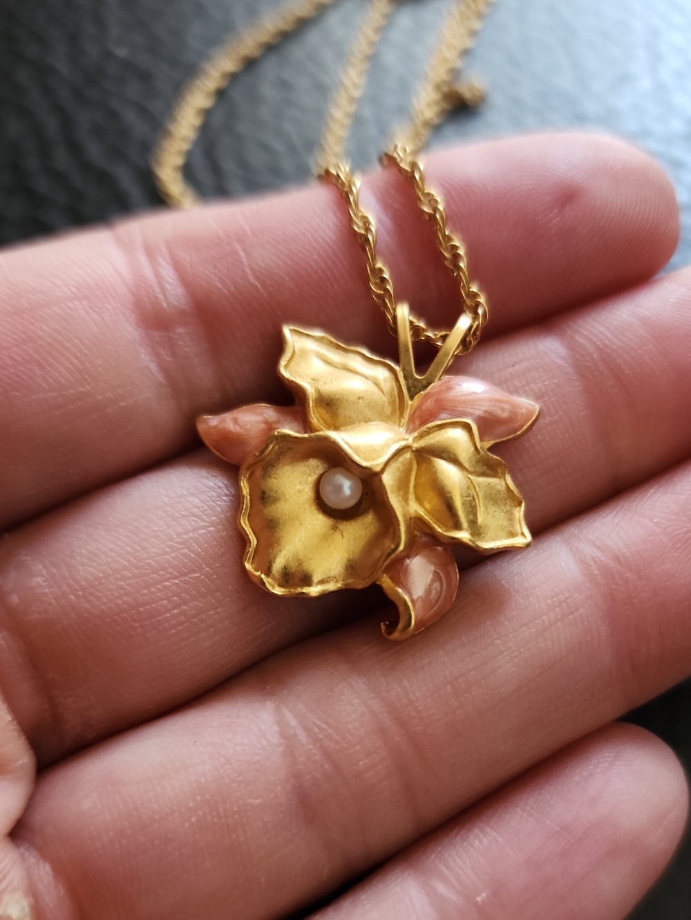 VTG Avon Gold Floral Pendant Necklace with Pearl Accent - Pink & Gold